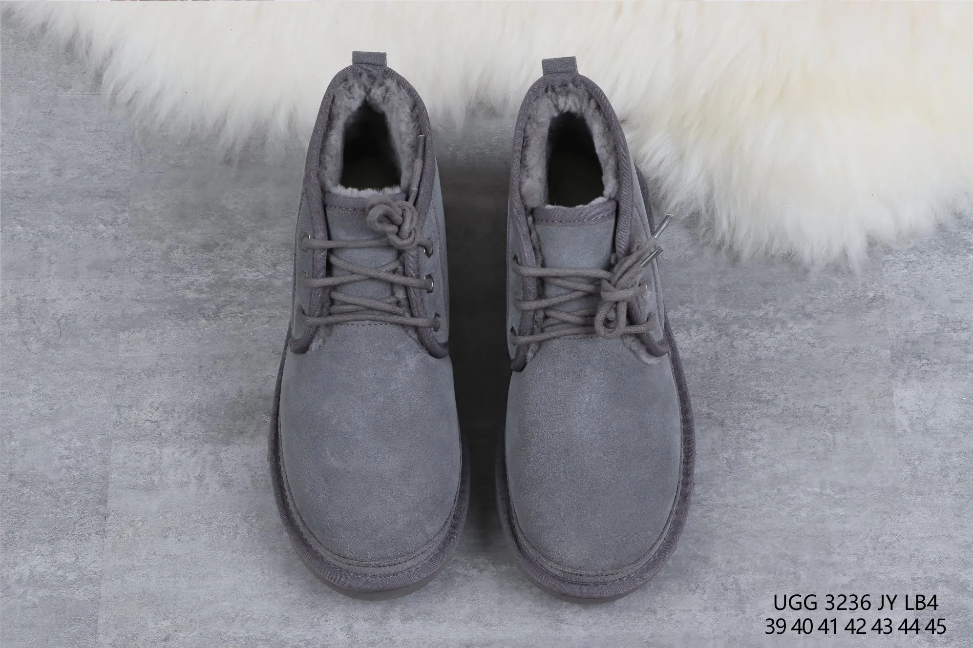 💰520 UGG 3236 Gray M Neumel Product Description: As an extension of the classic series, the classic lightweight series has a low-profile outsole and upper inspired by classic styles, presenting the comfort and luxury of UGG. Upper: cow leather, soft suede upper. Insole: 17mm UGGpure™ wool cushioning foam insole. Sole: Treadlite by UGG™ Light wing technology outsole - non-slip, cushioning, wear resistance, and good elasticity Heel: with brand LOGO on the side Size: 35 36 37 38 39 40 41 42 43 44 45